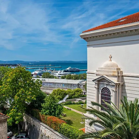 Pensión Mariani Luxury In Center Split