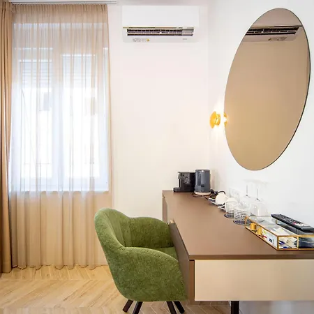 Pensión Mariani Luxury In Center Split