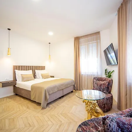 Mariani Luxury In Center Pensjonat 4*